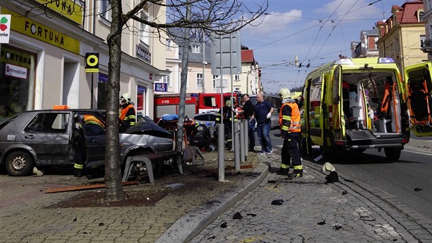 Řidič v Mariánských Lázních odbočil na červenou, zranil dva chodce na přechodu (30.3.2018)