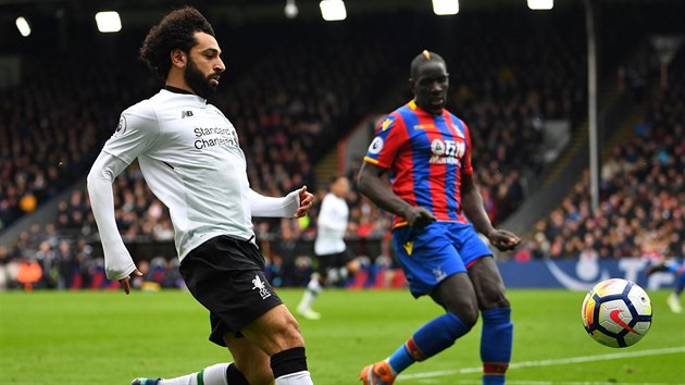 Mohamed Salah z Liverpoolu (vlevo) dobh m. Pihl Mamadou Sakho z Crystal Palace.