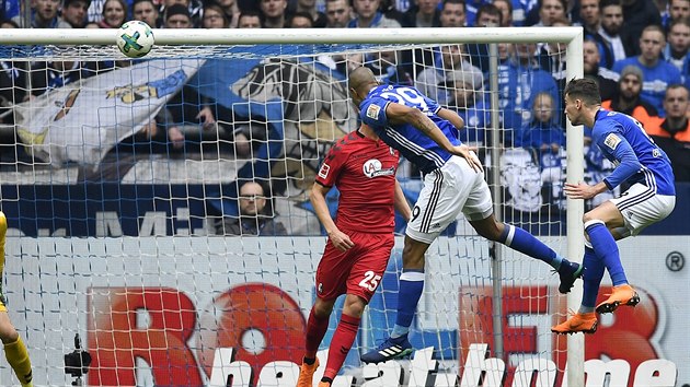 Obrnce Naldo (Schalke) stl hlavou na branku v utkn proti Freiburgu.
