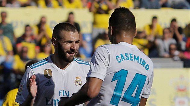 Karim Benzema (Real Madrid) slav spolen s Casemirem branku do st Las Palmas.