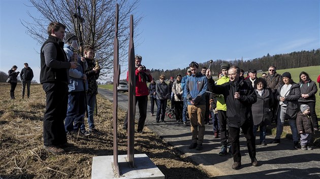 Bloveck far Lumr Tk ehn jednomu z patncti zastaven nov kov cesty. (30. bezna 2018)