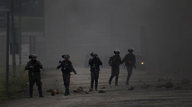 Palestinci se vydali na protestní protiizraelský pochod na hranici Pásma Gazy a Izraele. Na místě zasahovala izraelská policie, která nejméně jednoho Palestince zastřelila. (30. března 2018)