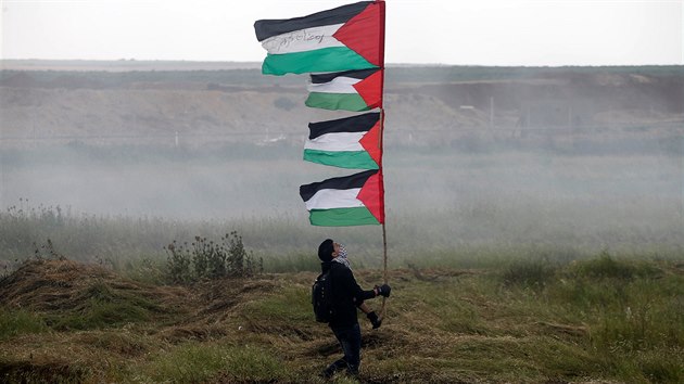 Palestinci se vydali na protestn protiizraelsk pochod na hranici Psma Gazy a Izraele. 30. bezna 2018)