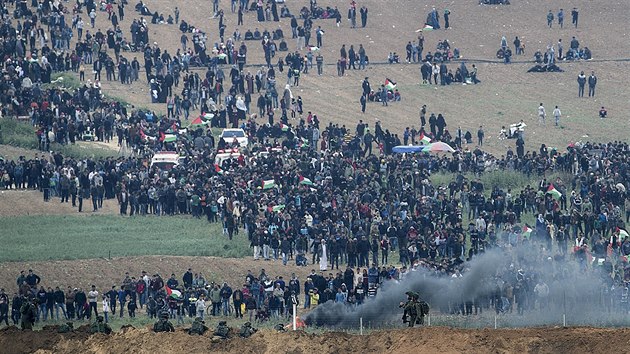 Palestinci se vydali na protestní protiizraelský pochod na hranici Pásma Gazy a Izraele. (30. března 2018)