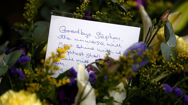 Pohřeb Stephena Hawkinga je soukromý, před kostelem však přibývají vzkazy fyzikových fanoušků. (31. března 2018)