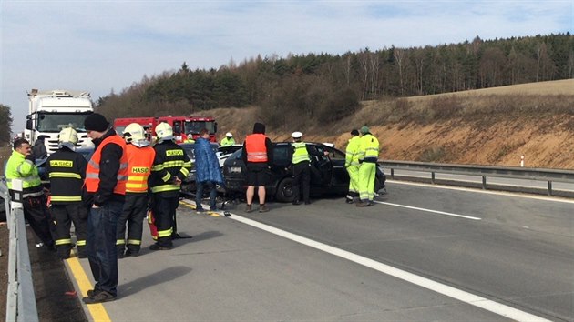 Hromadn dopravn nehoda zastavila provoz na 35. kilometru dlnice D1 u Beneova (30. bezna 2018).