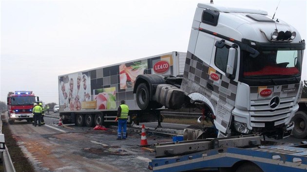 Na dálnici D11 u Zelenče naboural kamion do svodidel (31. března 2018).