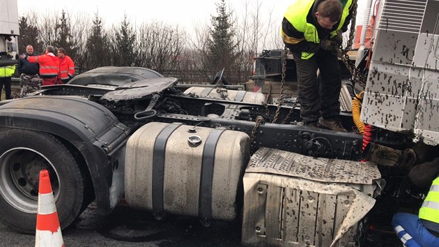 Na dálnici D11 u Zelenče naboural kamion do svodidel (31. března 2018).