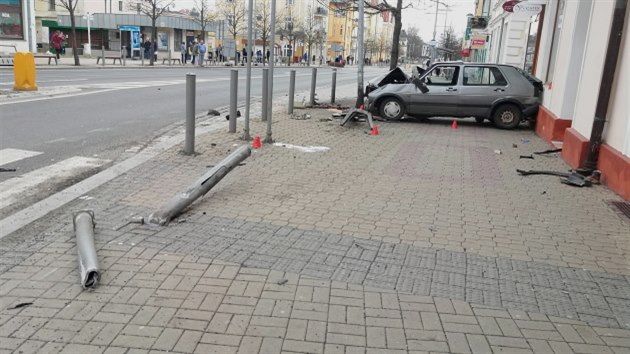 Řidič v Mariánských Lázních srazil na přechodu dva chodce (30. března 2018).