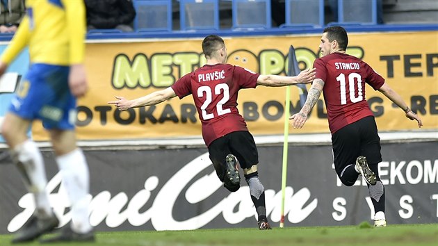 Sparťanští záložníci Srdjan Plavšič a Nicolae Stanciu (vpravo) se radují z gólu, který Stanciu vstřelil v Teplicích.