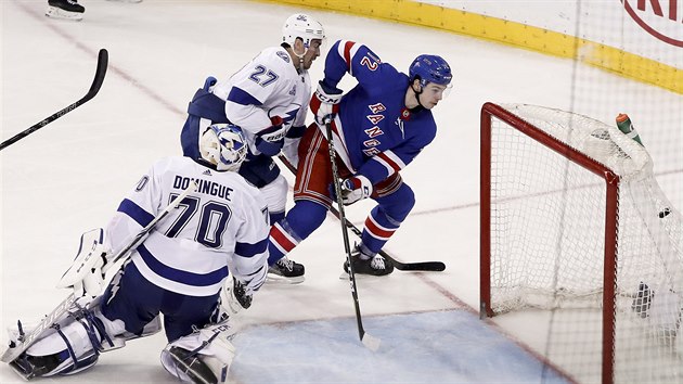 Filip Chytil dává v dresu New York Rangers svůj první gól v NHL, překonává brankáře Tampy Bay Louise Domingueho.