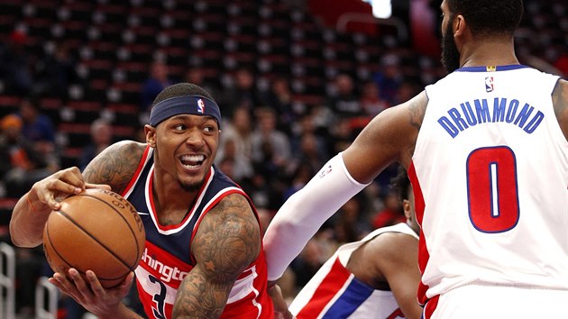 Bradley Beal (vlevo) z Washingtonu vyml, jak na detroitskho Andreho Drummonda.