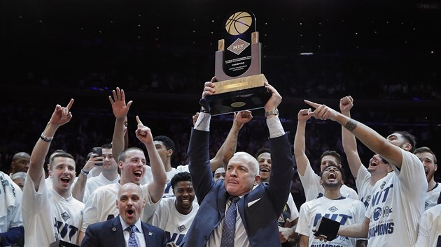 Basketbalist Penn State v newyorsk Madison Square Garden ovldli univerzitn turnaj NIT. Trofej pozvedl Pat Chambers.