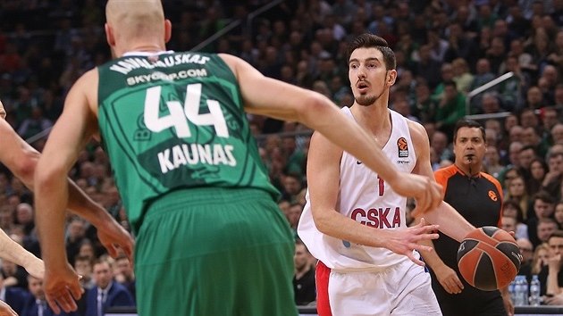 Nando De Colo z CSKA v zpase se algirisem.