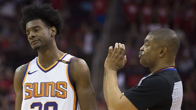 Josh Jackson z Phoenixu naslouch� rozhod��mu Tonymu Brothersovi.