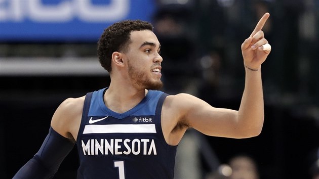 Tyus Jones z Minnesoty d�kuje za p�ihr�vku.