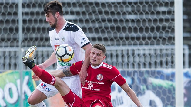 Momentka z utk�n� druh� ligy mezi Hradcem Kr�lov� (b�l�) a T�incem