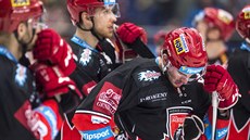 Zklamaný hradecký obránce Petr Zámorský po druhé semifinálové proh�e s T�incem,...