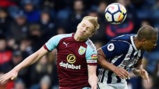 Ben Mee z Burnley (vlevo) v hlavikovém souboji se Salomonem Rondonem z West...