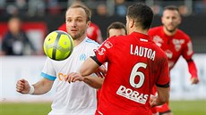 Valére Germain z Marseille (vlevo) se sna�í p�ejít p�es Wesleyho Lautou z...