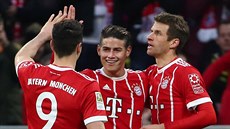 Fotbalisté Bayernu Mnichov slaví branku do sít� Dortmundu.