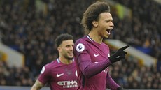 Leroy Sané (Manchester City) slaví gól do sít Evertonu.