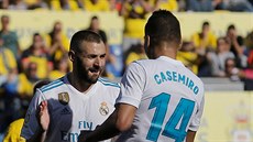 Karim Benzema (Real Madrid) slaví spolen s Casemirem branku do sít Las...