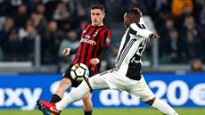 Davide Calabria z AC Milán (vlevo) odehrává mí ped Kwadwem Asamoahem z...