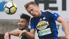 Jablonecký Michal Trávník (vlevo) a Martin Haek z Bohemians v hlavikovém...