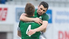 Jablonecký Vladimir Jovovi� (�elem) oslavuje sv�j gól s Lu�kem Pernicou.