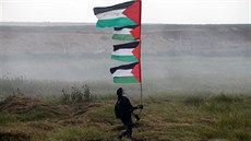 Palestinci se vydali na protestní protiizraelský pochod na hranici Pásma Gazy a...