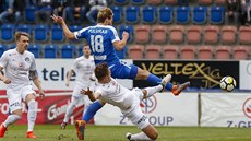 Liberecký útočník Matěj Pulkrab se prosazuje proti obraně Slovácka a střílí gól.