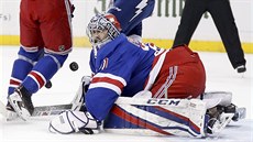 Branká New York Rangers Ondej Pavelec zasahuje.