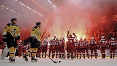 Hokejisté Moravských Bud�jovic zklaman� p�ihlí�ejí postupovým oslavám hrá��...
