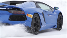 Lamborghini driftuje na snhu