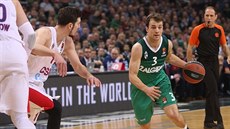 Kevin Pangos (vpravo) ze algirisu útoí na ko CSKA kolem Nanda De Cola.