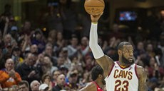 MÍ DO SÍN SLÁVY. LeBron James z Clevelandu slaví, proti New Orleans...