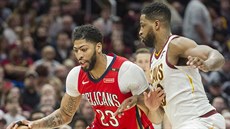 Anthony Davis (vlevo) z New Orleans najídí ke koi Clevelandu kolem Tristana...