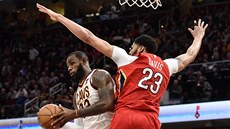 LeBron James (vlevo) z Clevelandu útoí kolem Anthony Davise z New Orleans.