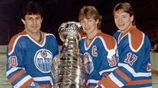 SE STANLEY CUPEM. Zleva Jaroslav Pouzar, Wayne Gretzky a Jari Kurri.