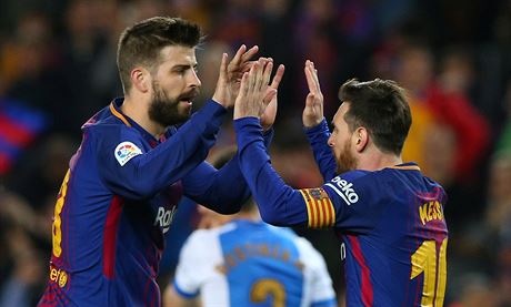 Gerard Piqué (vlevo) a Lionel Messi slaví branku Barcelony.
