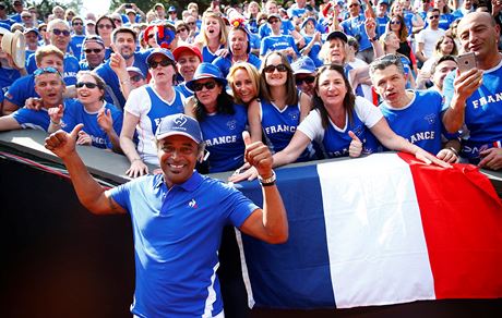 Kapitán francouzských tenist Yannick Noah (v popedí) oslavuje s fanouky...