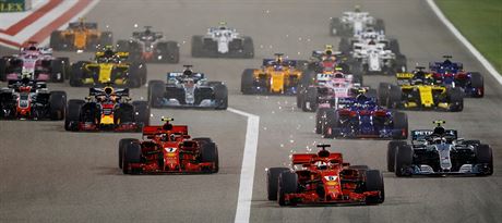 Na ele Velk ceny Bahrajnu jedou piloti stje Ferrari Sebastian Vettel (s...