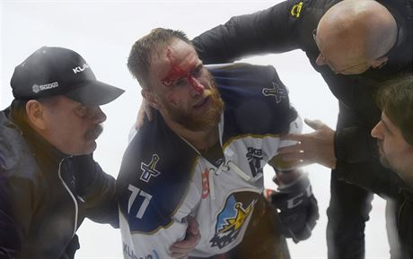 Kladensk hokejista David tich utrpl po hitu Michala Trvnka krvav zrann.