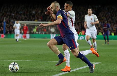 Barcelonský kapitán Anders Iniesta uniká Bruno Perésovi z AS &#344;ím ve...