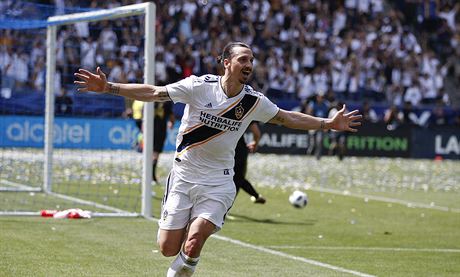 Zlatan Ibrahimovic slaví vítzný gól Los Angeles Galaxy v derby proti LAFC.