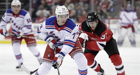 Filip Chytil (vlevo) z New York Rangers se snaí být u puku díve ne Pavel...