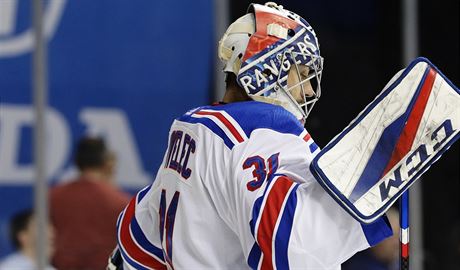 Branká Ondej Pavelec z New York Rangers v zápase s mstským rivalem Islanders.