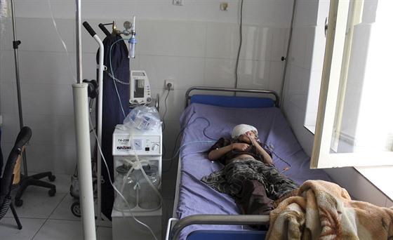 Afghánští lékaři ošetřují lidi zraněné při útoku na madrasu v provincii Kundúz...