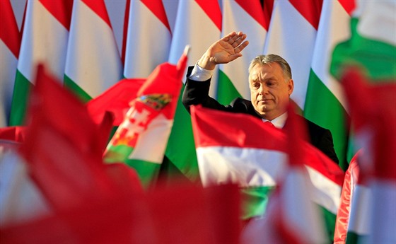 Maarský premiér Viktor Orbán na pedvolebním mítinku v Székesfhérváru (6....